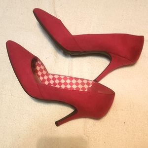 Pink faux suede pump